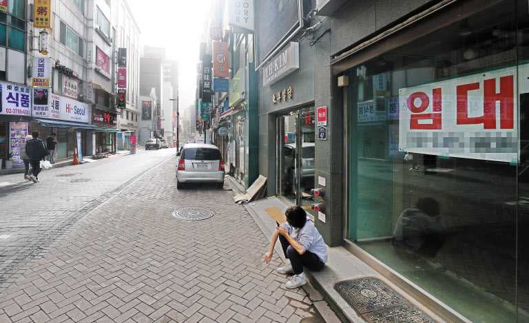 Myeong-dong Shopping District Becomes Ghost Town