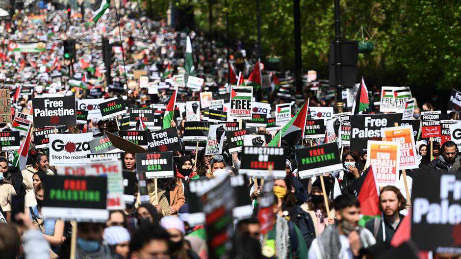 A large number of pro-Palestinian demonstrators march in London
