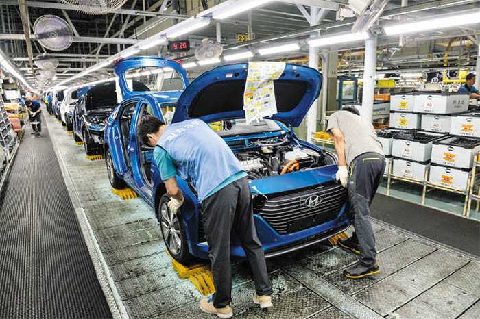 Auto Workers in Generation War over Retirement Age