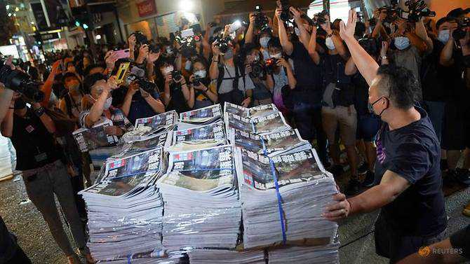 Hong Kongers snap up final edition of Apple Daily newspaper