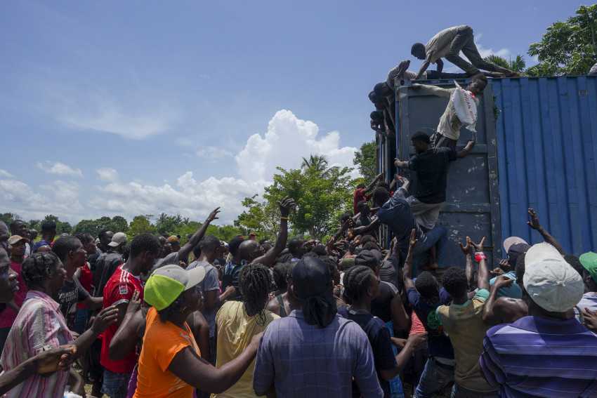 Haitian quake victims rush shipments, loot food and supplies