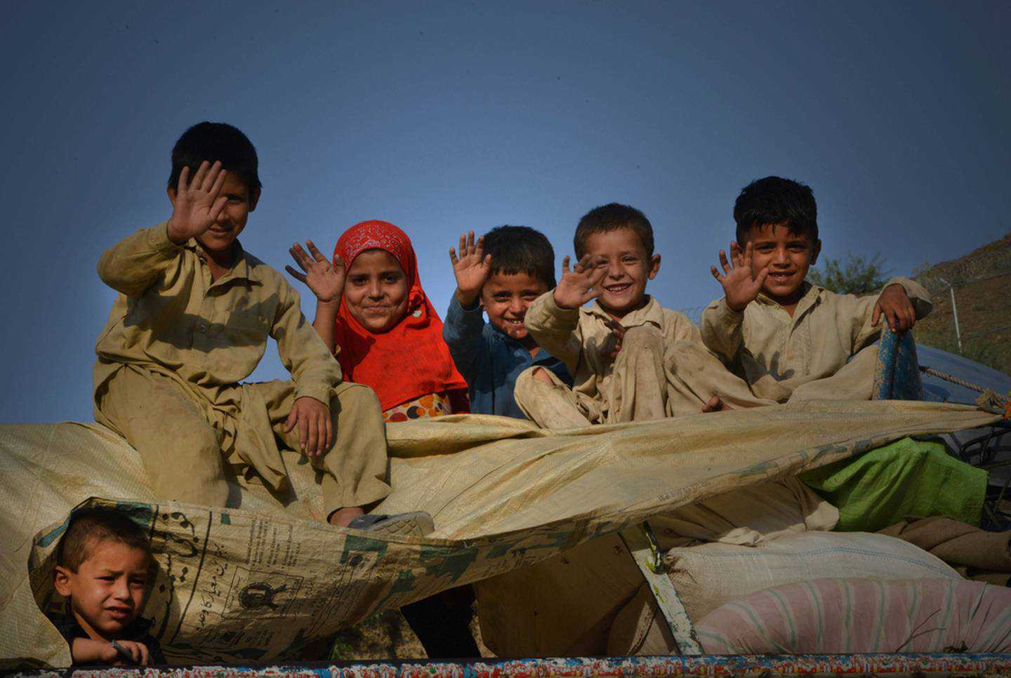 Afghan children cling to lorries to be smuggled into Pakistan