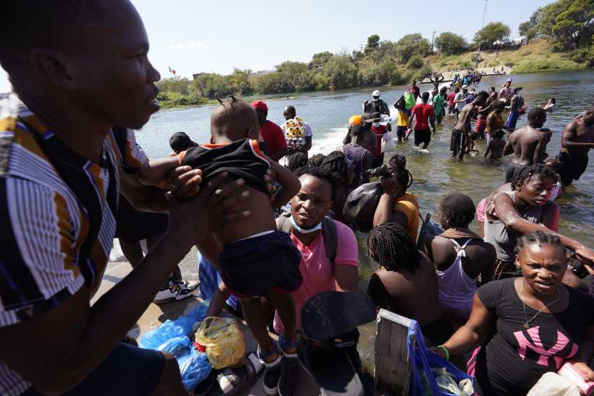 Thousands of Haitian migrants converge on Texas border town