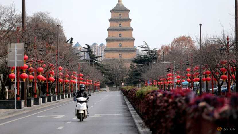China's local COVID-19 cases edge higher as Xi'an enters 5th day of lockdown
