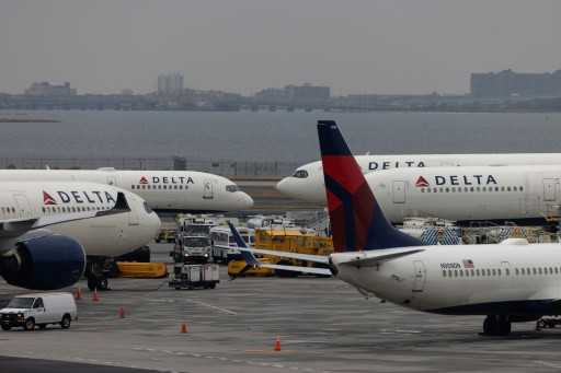 U.S. airlines warn of 'calamity' if 5G deployed near airports