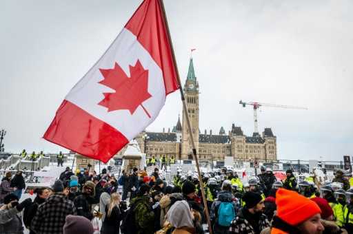 Canadian police close in on protesters