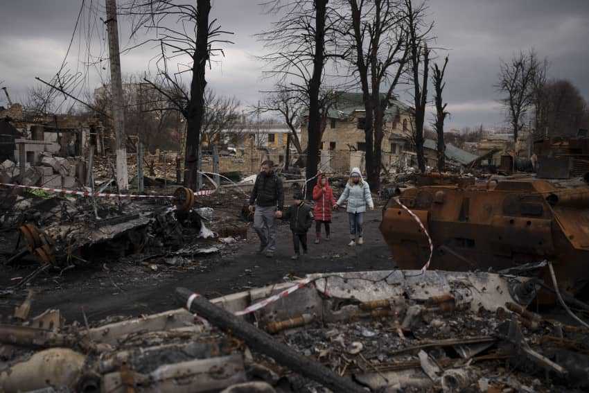 Mariupol's dead put at 5,000 as Ukraine braces for battle in east