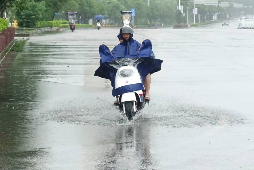 China sees record rains, heat as weather turns volatile