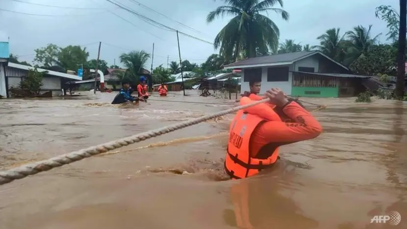 Tropical Storm Nalgae slams into Philippines, at least 45 dead