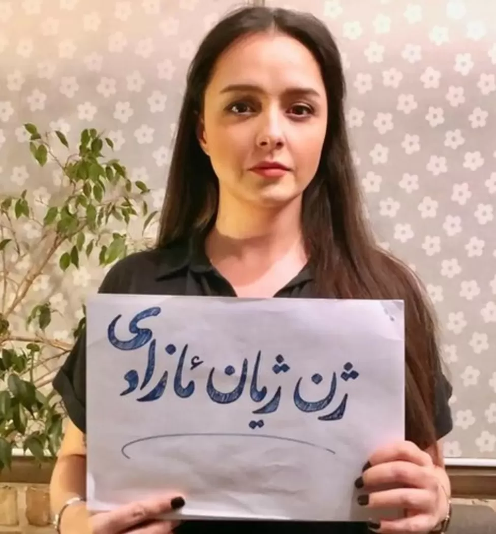 Taraneh Alidoosti: Top Iranian actress poses without headscarf