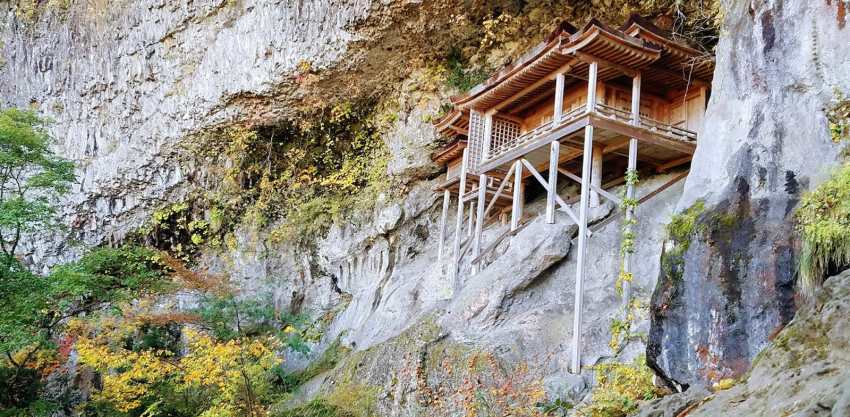 Sanbutsuji Temple: Japan's most hazardous national treasure