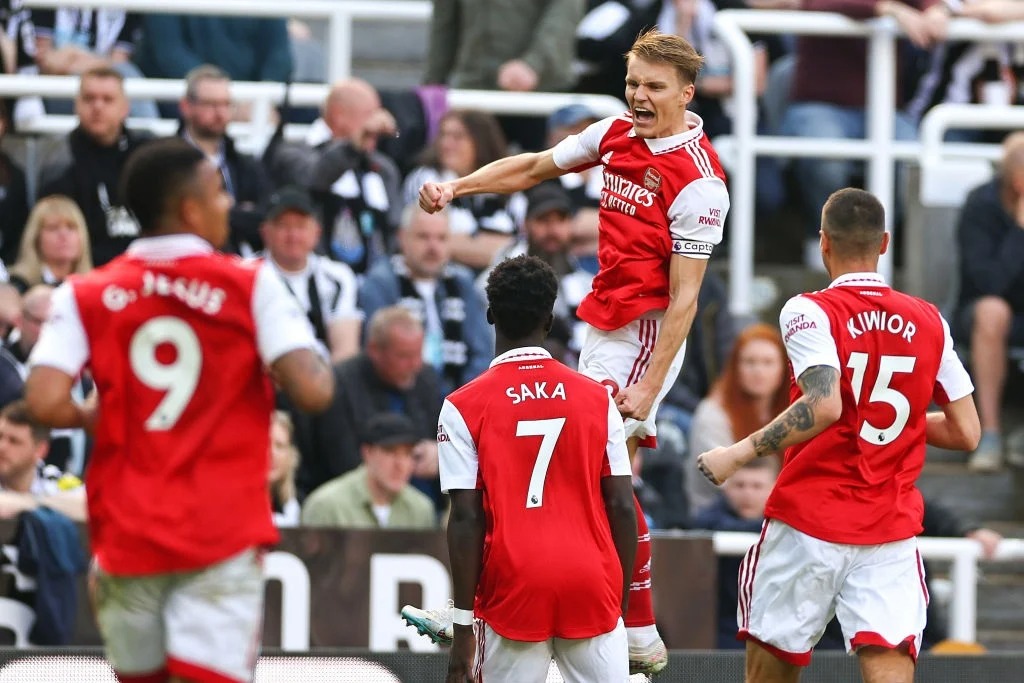 Arsenal Sink Newcastle To Keep Title Hopes Alive