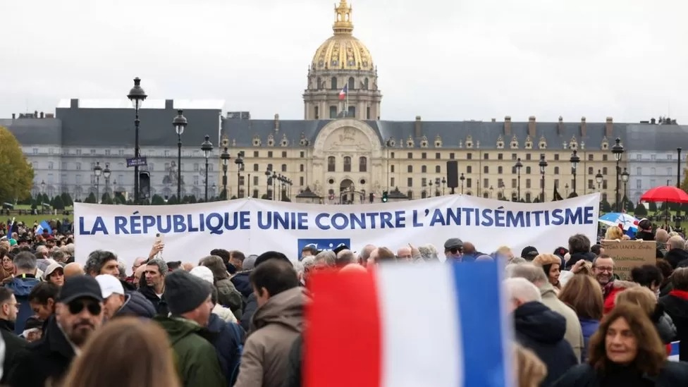 French march against antisemitism shakes up far right and far left
