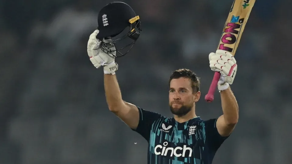 Malan special guides England home in tense chase