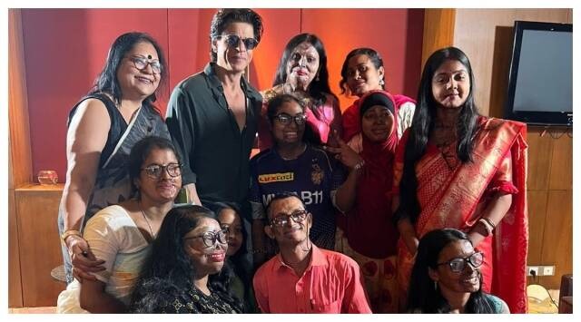 Shah Rukh Khan meets acid attack survivors in Kolkata, fans call him Dilwala