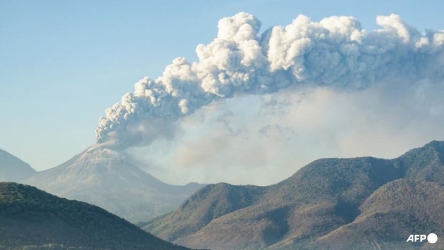 Airlines cancel Bali flights due to ash from erupting volcano