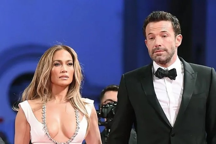 Jennifer Lopez and Ben Affleck, estranged - air kissing and not holding hands