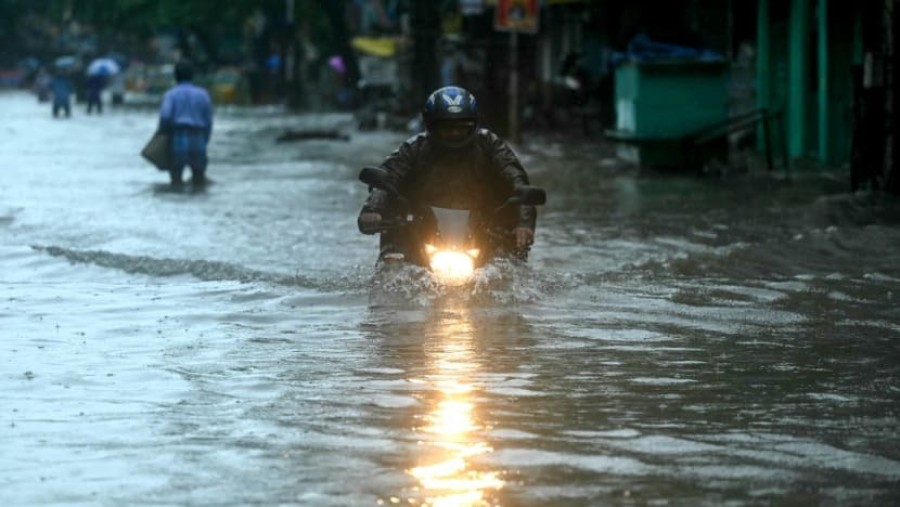 Schools shut as heavy storm approaches India coast