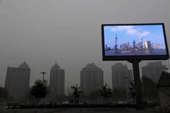 China punishes officials for tampering with smog monitor