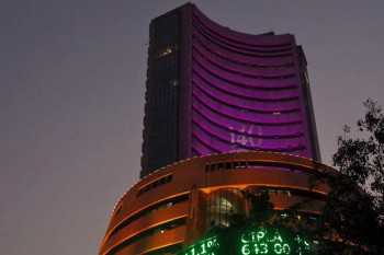 Sensex zooms 300 pts on growth hope