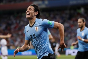 Cavani takes Uruguay to quarters