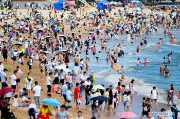 People play in seaside resort in Qingdao, E China's Shandong