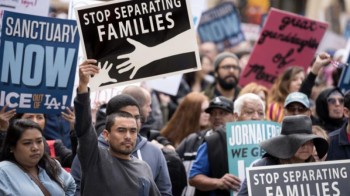 US federal judge temporarily halts deportation of reunified immigrant families