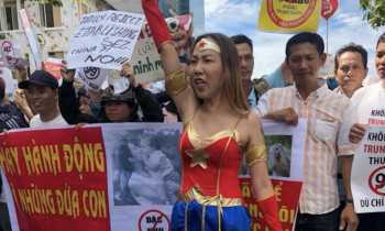 Vietnam activists flash and dash under de facto martial law