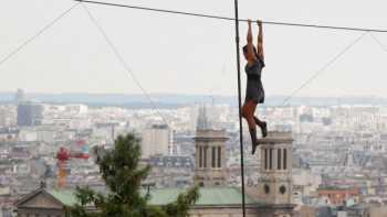 French tightrope walker stuns Parisians