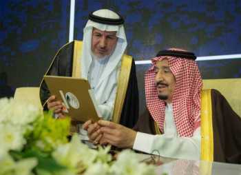 Saudi king reassures Arabs as U.S. pushes Mideast peace