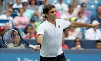 Federer sets up Wawrinka quarterfinal