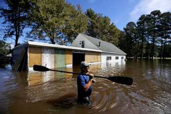 U.S. storm evacuees wait as floodwaters rise