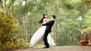 5 ways to share your love story at your wedding