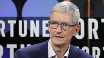 Apple CEO urges Bloomberg to retract spy chip story