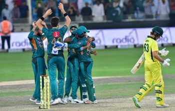 Pakistan survive Maxwell onslaught, win T20 series
