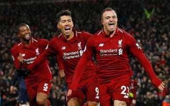 Liverpool beat Man Utd to go top as Chelsea keep up chase