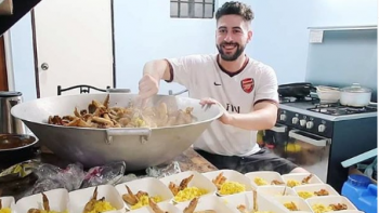 Syrian vlogger cooks and distributes more than 1,000 chicken wings to Taal volcano victims