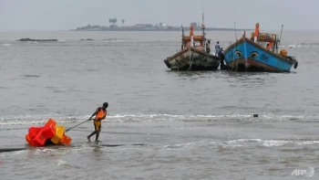 India evacuates 100,000 from homes, COVID-19 hospital before cyclone