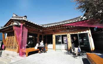 Baskin-Robbins Opens Hanok-Themed Outlet