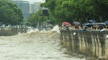 Typhoon Muifa lashes eastern China, forcing 1.6 million from their homes
