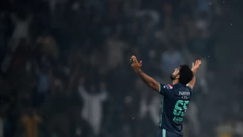 Moeen Ali falls short in dramatic finale as Pakistan take series lead