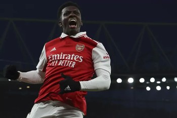 Arsenal stay top with 90th-minute Nketiah winner in Manchester United thriller
