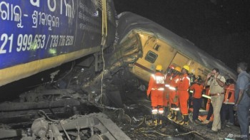 At least 10 dead in Indian train collision