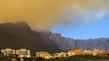 La Palma: Thousands evacuated as Canary Island wildfire burns
