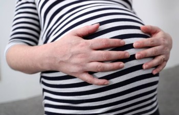 Pregnant women should dim lights before bed to cut gestational diabetes risk, says study