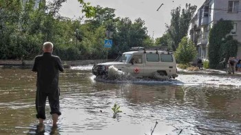 Ukraine dam: Thousands flee floods after dam collapse near Nova Kakhovka