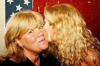Taylor Swift celebrates her mom Andrea's birthday, a cancer survivor and a fighter